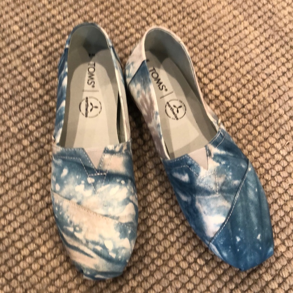 TOMS TIE DYE SHOES - Picture 2 of 7